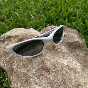 [SOLD OUT] Vintage Oakley Minute (Gen 2) Pearl White / Black Iridium